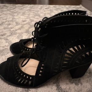 Vince Camuto Women’s size 10 black sandals.